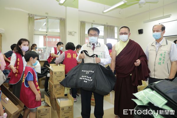 ▲台南市長黃偉哲在社會局陳榮枝局長等人陪同下，前往玉井蔣揚會館，關心志工分裝護理包情形，並獻上謝禮感謝志工無私奉獻的善舉。（圖／記者林悅翻攝，下同）