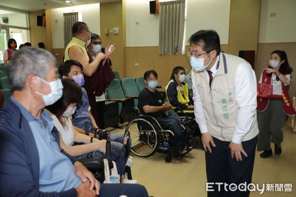 ▲台南市長黃偉哲在社會局陳榮枝局長等人陪同下，前往玉井蔣揚會館，關心志工分裝護理包情形，並獻上謝禮感謝志工無私奉獻的善舉。（圖／記者林悅翻攝，下同）