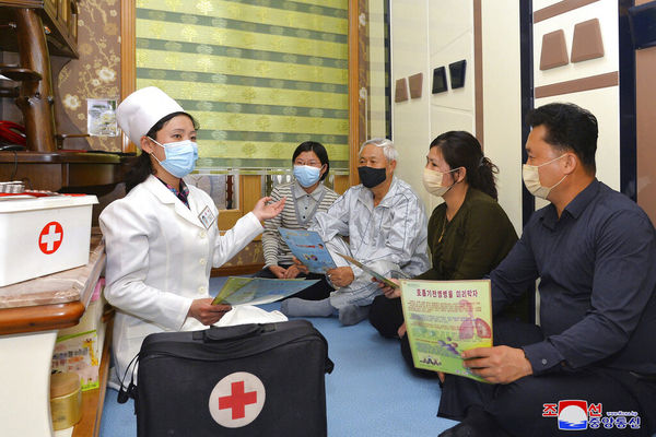 ▲▼北韓派遣醫療專業人員前往各家庭宣導防疫方偵。（圖／達志影像／美聯社）