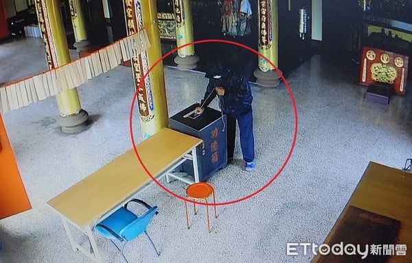 ▲▼鄭姓男子跑到旗山區一間宮廟，用工具以釣魚方式伸入功德箱內，成功竊得香油錢1500元。（圖／記者吳世龍翻攝）