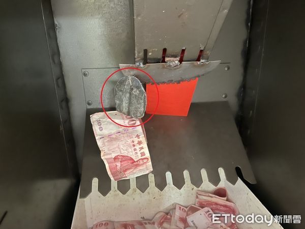 ▲▼鄭姓男子跑到旗山區一間宮廟，用工具以釣魚方式伸入功德箱內，成功竊得香油錢1500元。（圖／記者吳世龍翻攝）