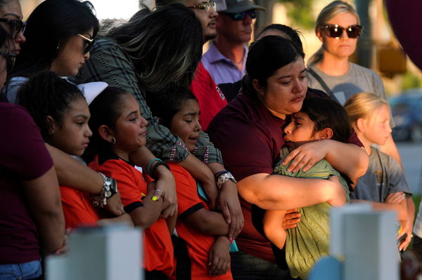 ▲▼美國德州尤瓦爾迪（Uvalde）羅伯小學24日槍擊案，造成21死悲劇，當地縣法院為受害者設立悼念十字架。（圖／路透）