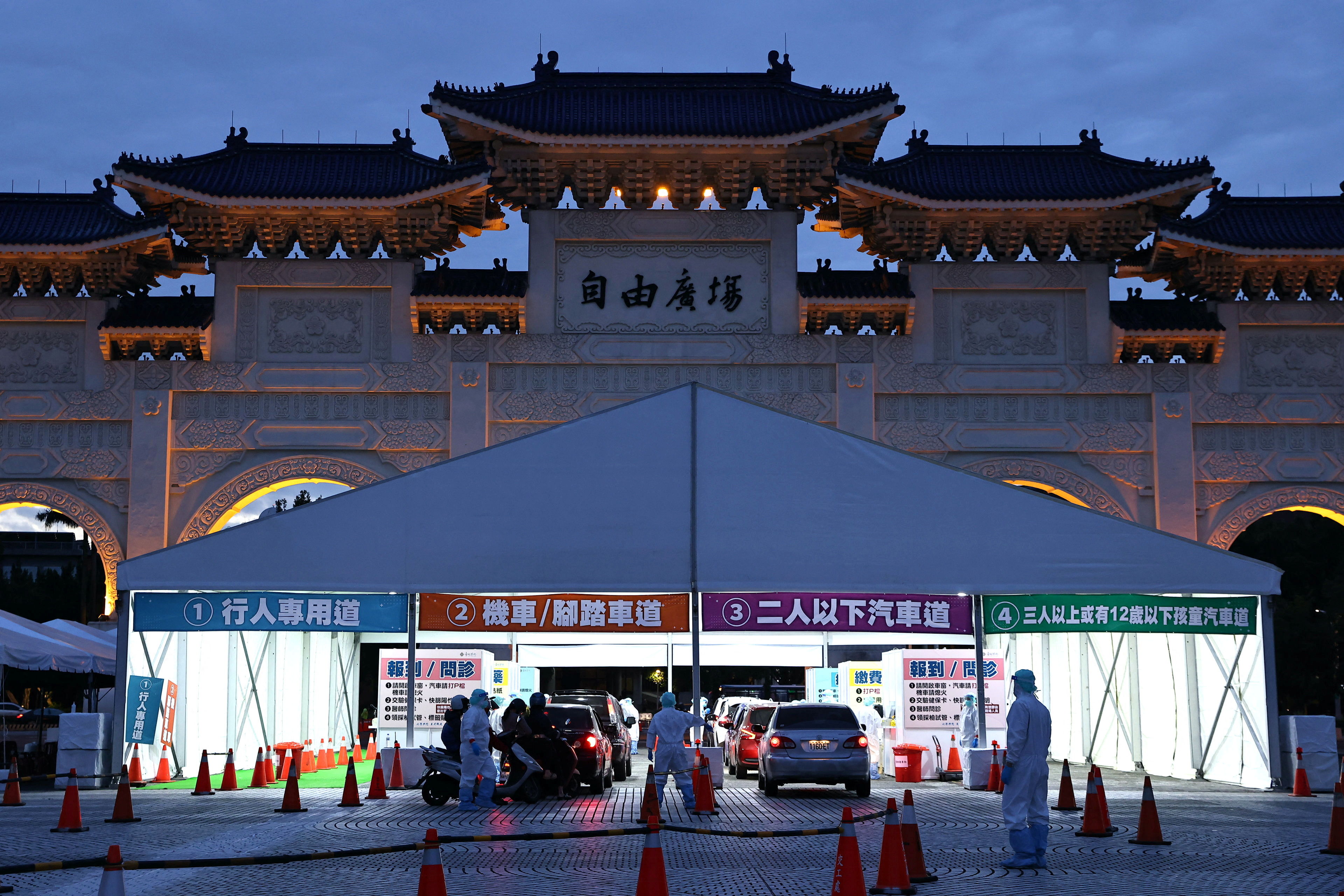 ▲▼台北中正紀念堂自由廣場前設置「車來速」篩檢站。（圖／路透社）