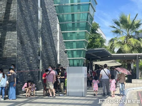 ▲屏東火車站排隊打疫苗             。（圖／記者陳崑福翻攝，下同）