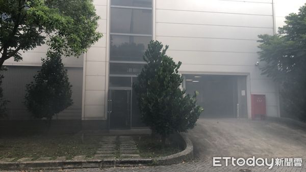 ▲台南市科技公司28日下午傳出火警，該公司設置系統消防設備，在火警初期即偵測並啟動滅火機制，在消防人員出水助攻下，火勢迅速撲滅未釀成災情。（圖／民眾提供，下同）