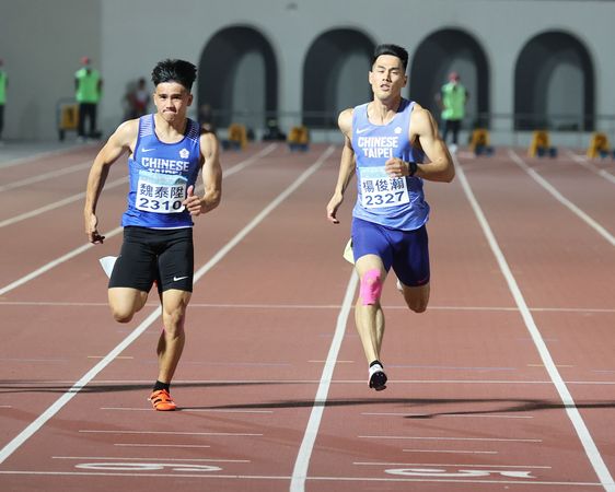 ▲▼  楊俊瀚在臺灣田徑公開賽100M輸給魏泰陞           。（圖／田協提供）