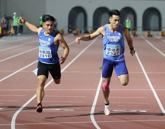 ▲▼  楊俊瀚在臺灣田徑公開賽100M輸給魏泰陞           。（圖／田協提供）