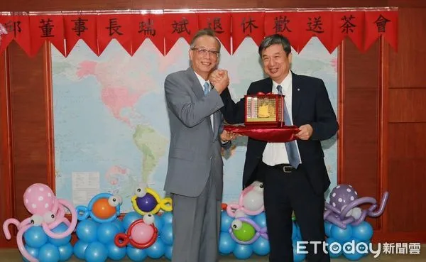 ▲邱瑞斌(左)2016年8月底自光明海運退休時，新任光明董事長葉陳輝代表公司致贈紀念品。（圖／陽明提供）