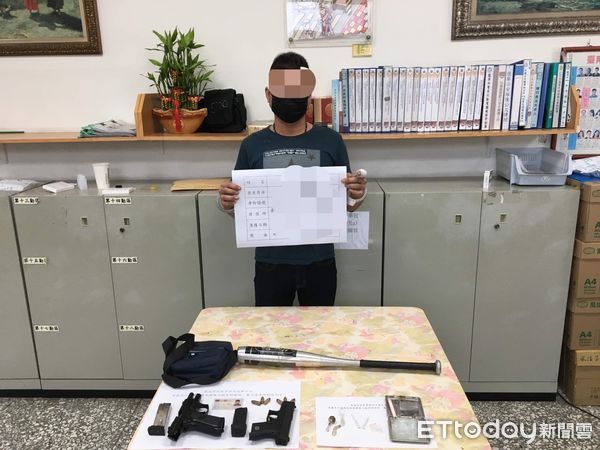 ▲台南市警永康分局偵辦菲籍移工疑似與人發生行車糾紛，遭對方持鋁棒傷害恐嚇案，循線查獲涉案33歲吳姓男子，起獲2把手槍、子彈、安非他命毒品及作案鋁棒。（圖／記者林悅翻攝，下同）