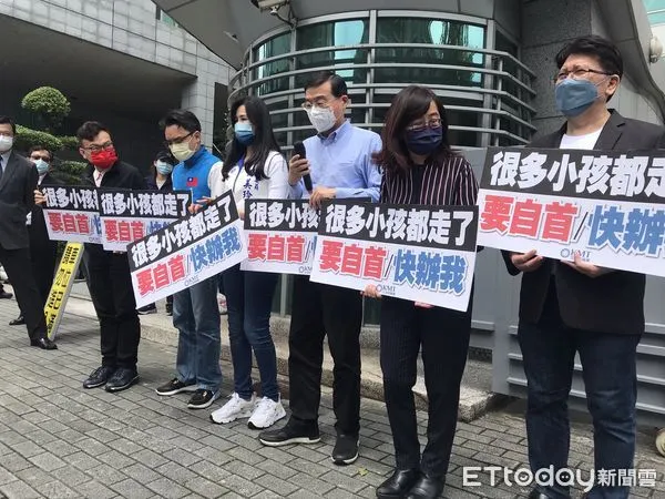 ▲立院國民黨總召曾銘宗，及立委萬美玲、鄭正鈐、洪孟楷、林思銘、立委林奕華等6人29日到刑事局自首聲援藝人郭彥均。（圖／記者張君豪翻攝）