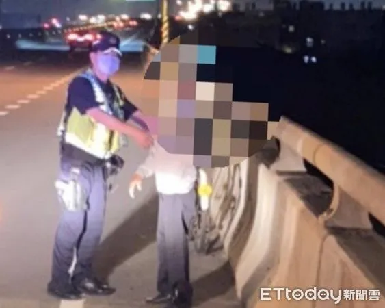 ▲花壇阿公騎腳踏車上西濱快速道路。（圖／警方提供）