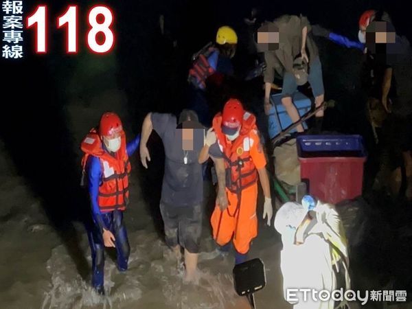 ▲海水漲潮受困沙洲　新竹海巡、警消、漁民合力救援。（圖／記者陳凱力翻攝）