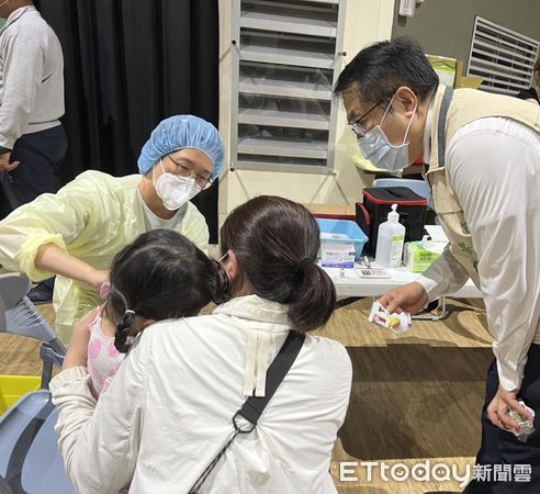 ▲台南市長黃偉哲29日前往許石圖書館接種站，視察現場疫苗施打情形。（圖／記者林悅翻攝，下同）