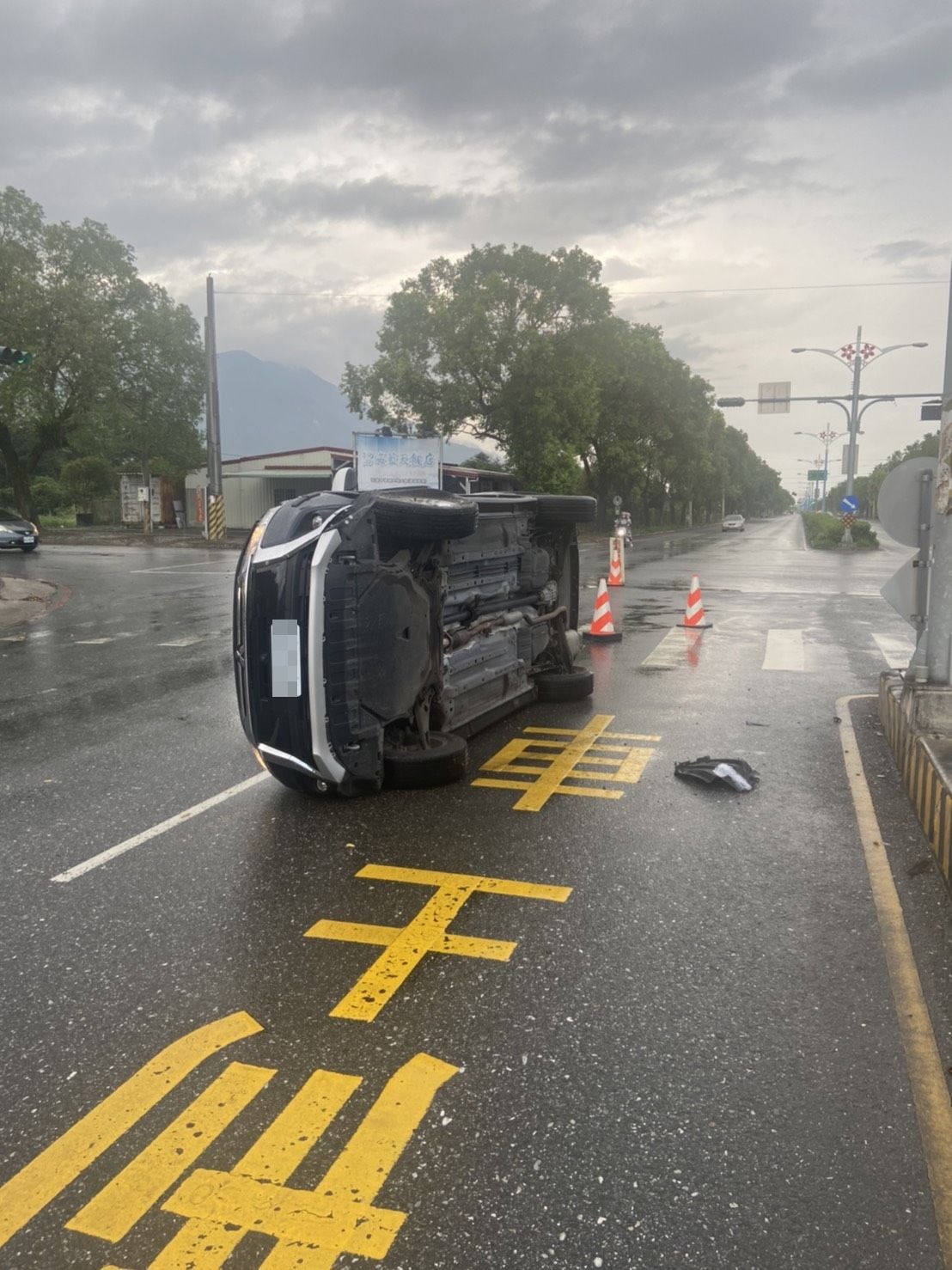 ▲▼花蓮警車因雨視線不佳，自撞分隔島側翻。（圖／記者王兆麟翻攝）