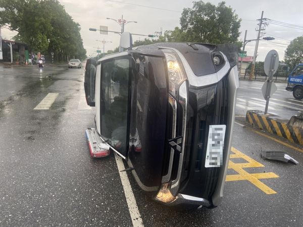 ▲▼花蓮警車因雨視線不佳，自撞分隔島側翻。（圖／記者王兆麟翻攝）