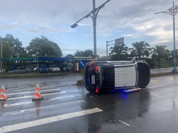 ▲▼花蓮警車因雨視線不佳，自撞分隔島側翻。（圖／記者王兆麟翻攝）