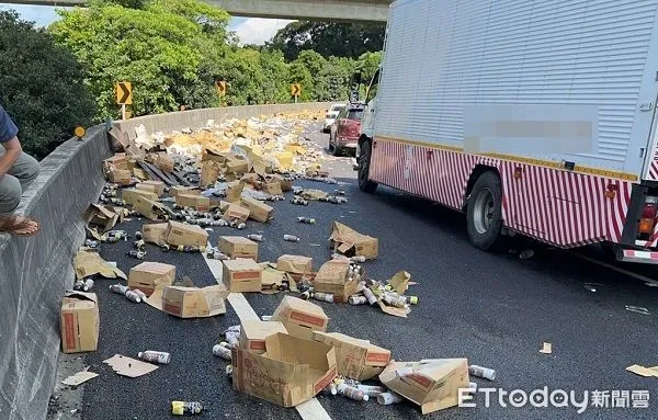 ▲大貨車載罐頭飲料，疑因未綑綁紮實，在匝道轉彎時掉落路面。（圖／國道警方提供）