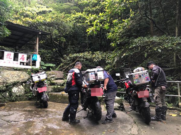 ▲▼3輛紅牌大重機硬闖礁溪跑馬古道，還用推用牽硬上階梯木棧橋，民眾轟：駕照雞腿換的。（圖／鄒姓民眾提供，下同）