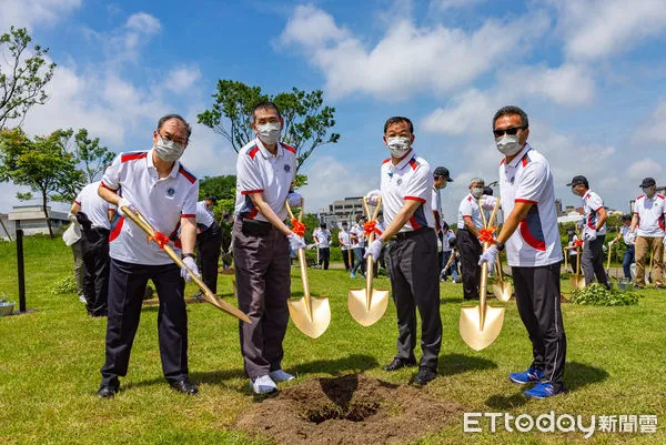 ▲華航舉辦ESG植樹活動，桃園市政府秘書長黃治峯(右二)、華航董事長謝世謙(左二)、總經理高星潢(左一)及企業工會理事長劉惠宗(右一)一同完成開挖植穴、種植、覆土、澆灌等步驟。（圖／華航提供）