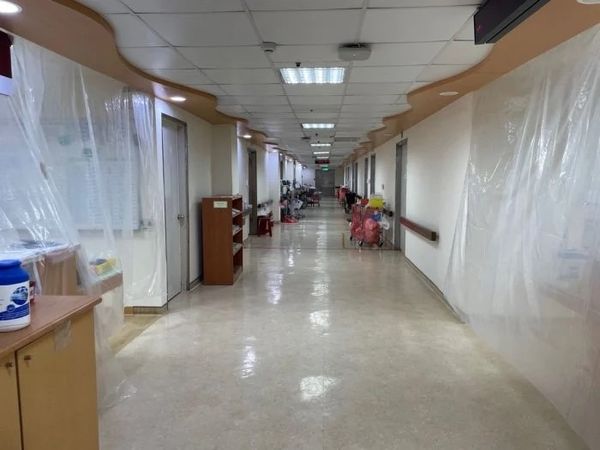 [新聞] 塑膠布隔離專責病房！不開冷氣患者脫到