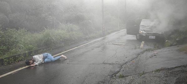 ▲ 《黃金歲月》林雨宣日前到山區拍攝開車撞山壁的重頭戲，淘氣地對鏡頭翻白眼。（圖／民視提供）