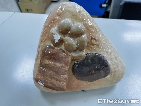 ▲▼ 粽子切面整齊，疑遭人毀損 。（圖／記者戴上容翻攝）