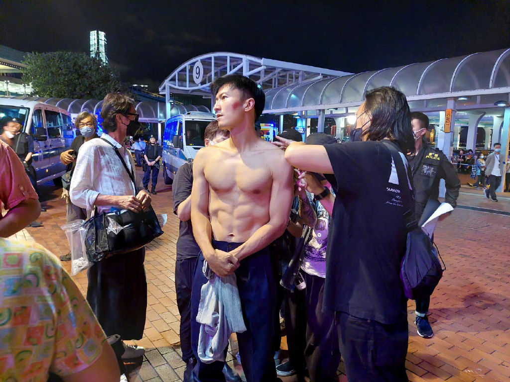 ▲謝霆鋒香港街頭裸上身「超巨胸部+六塊腹肌」　路人圍觀驚：羨慕王菲。（圖／翻攝自微博）