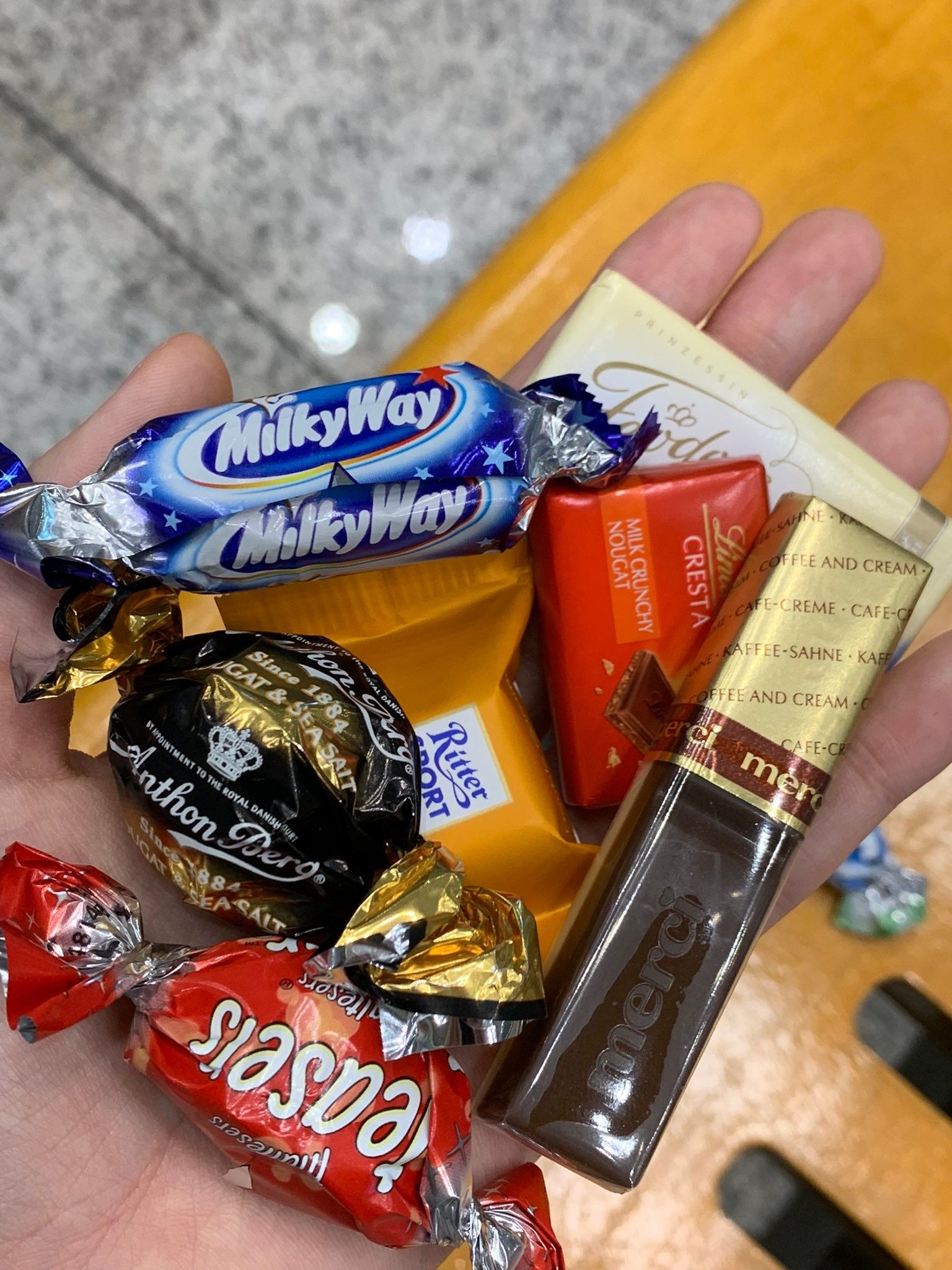 ▲IU坎城返韓買法國巧克力寵粉。（圖／翻攝自推特）