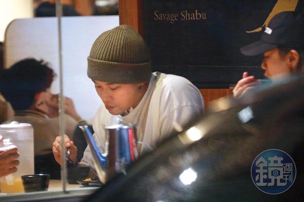 【獨家】【同團迸愛火】雨勢澆不熄愛火　直擊高爾宣、芮德機車傳情