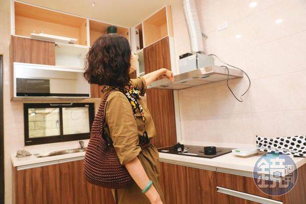 新竹鄭小姐（圖）花大錢請余忠建裝潢，余不但拖延，還拆掉廚具不還。