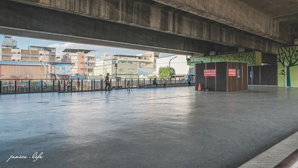 ▲▼國道二號橋下兒童冒險公園。（圖／潔妮食旅生活提供，以下皆同，請勿任意翻攝以免侵權）