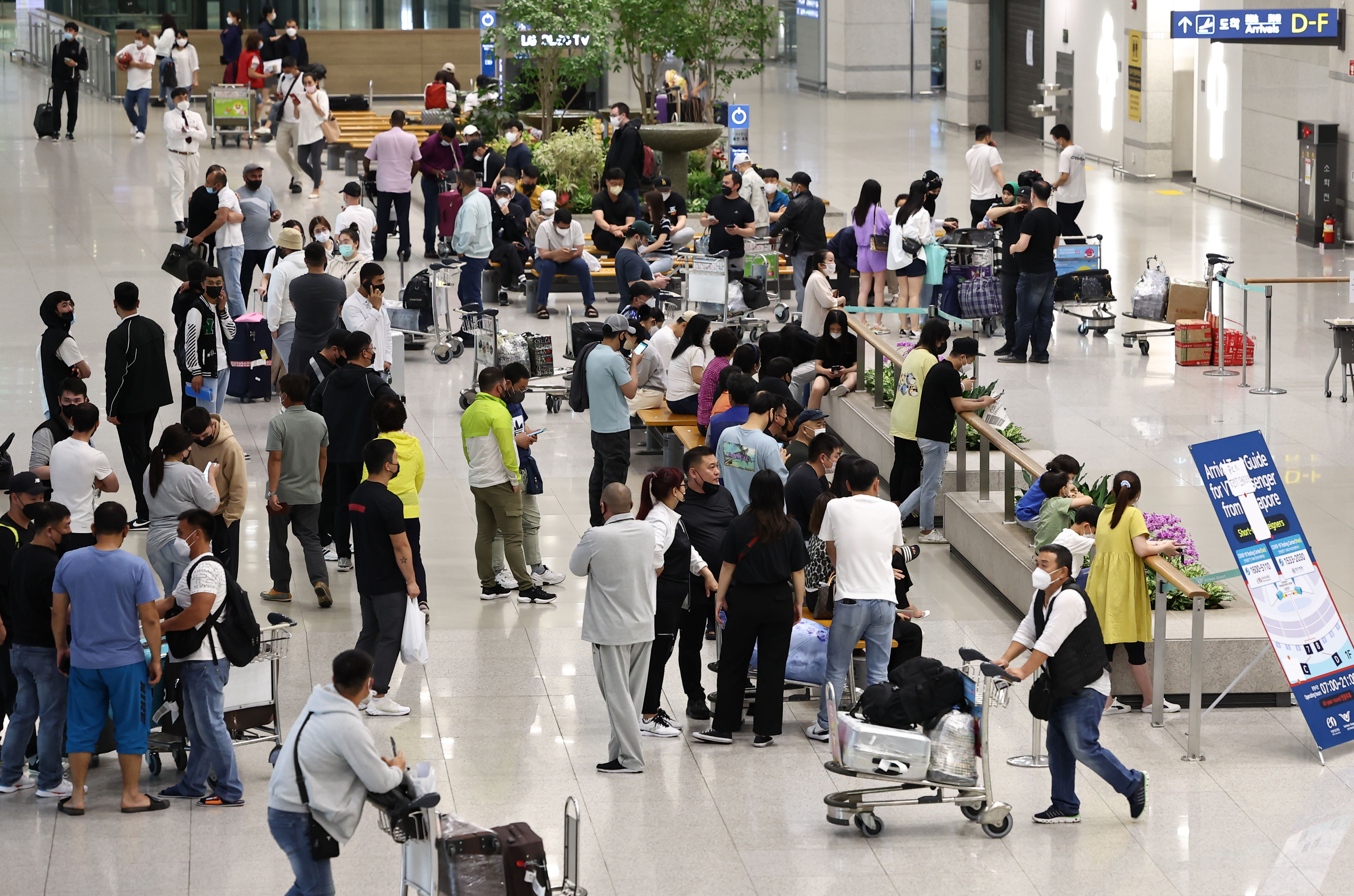 ▲▼隨著南韓免除國內旅客入境隔離、鬆綁檢疫規定，仁川國際機場候機大廳5月29日擠滿旅客。（圖／達志影像／newscom）