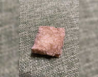 洗衣機裡撿到「一塊完整油豆腐」　她一聞驚呆：還香香的