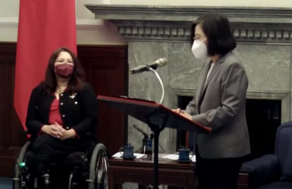 ▲▼ 蔡英文接見美國聯邦參議員達克沃絲（Tammy Duckworth, D-IL）訪團。（圖／翻攝自總統府直播）