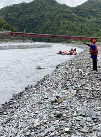 ▲▼茂林區老鷹谷多納大橋，夫妻溯溪遭暴漲溪水沖散，妻落水17小時尋獲！無生命跡象。（圖／記者賴文萱翻攝）