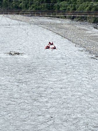 ▲▼茂林區老鷹谷多納大橋，夫妻溯溪遭暴漲溪水沖散，妻落水17小時尋獲！無生命跡象。（圖／記者賴文萱翻攝）