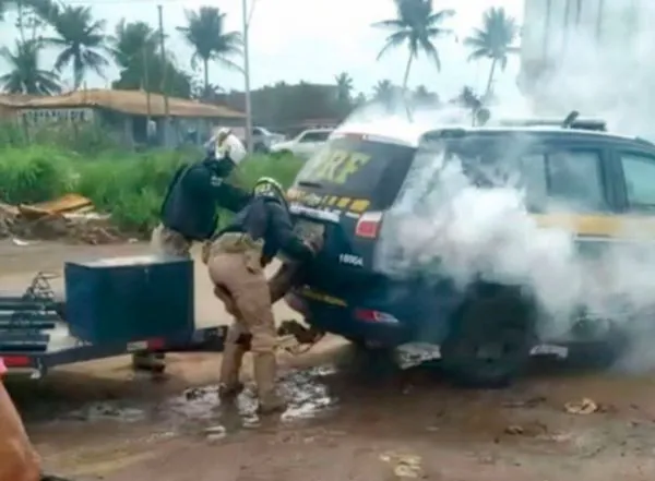 ▲▼巴西男子遭警察押進丟了催淚瓦斯的後車廂。（圖／翻攝自推特）
