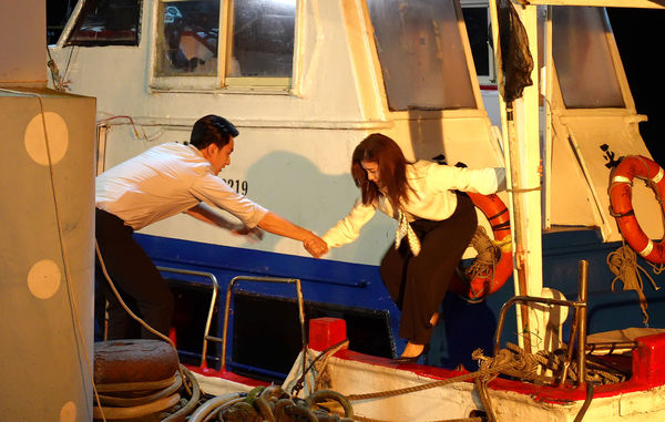 ▲王樂妍穿高跟鞋在船上走跳，陳謙文和游小白探班。（圖／台視提供）