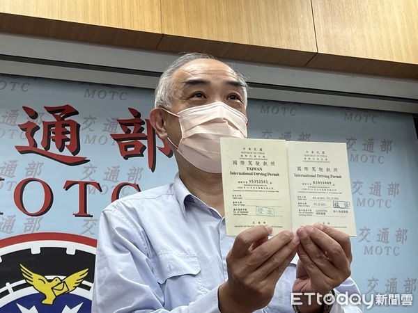 ▲▼公路總局公布新國際駕照樣式，七月起將加註TAIWAN。（圖／記者李姿慧攝）