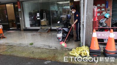 不爽樓下太吵！男武士刀捅穿他肚子　反遭勒頸命危雙雙送醫