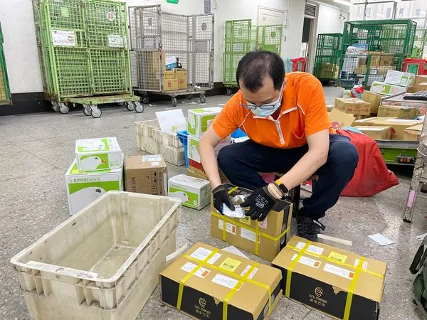 ▲▼端午將至，中華郵政包裹量大增，5月郵寄量比去年同期增加30萬件。（圖／中華郵政公司提供）