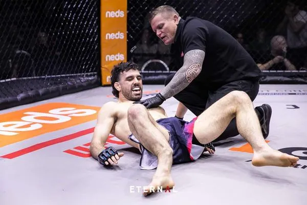 ▲▼綜合格鬥手「小腿對折90度」驚悚瞬間曝。（圖／翻攝自Eternal MMA）