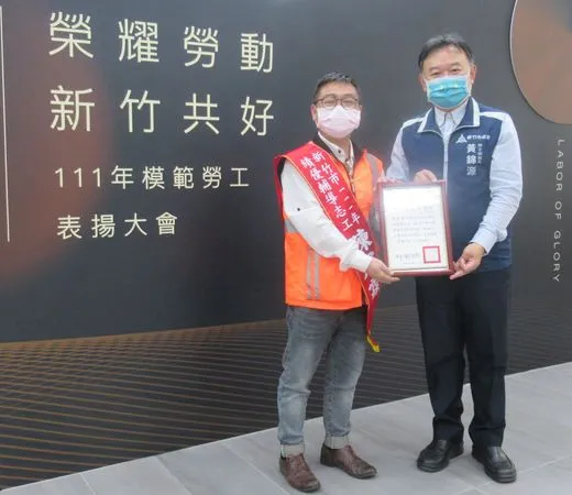 ▲勞工處黃錦源處長頒發陳冠霖獎狀。（圖／新竹市政府提供）