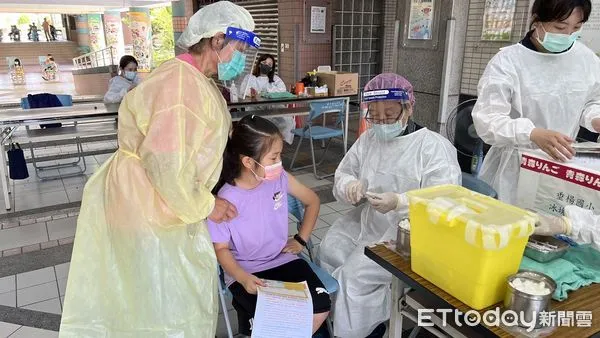 ▲▼ 垂楊國小邦國中小學生疫苗施打。（圖／記者翁伊森翻攝）