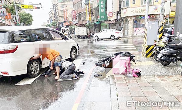 ▲桃園市王姓男子今天上午開車與外送員發生擦撞，雙方在街頭上演格鬥秀，莊男被王男壓在地上。（圖／記者沈繼昌翻攝）