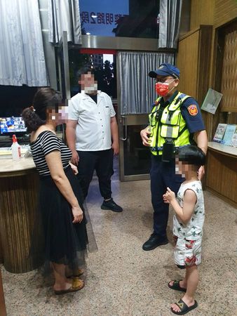 ▲▼台中1名5歲男童和朋友走了2公里去看烏龜，結果迷路被警方載回，阿嬤一見金孫拍打肩膀說「你太可怕了」。（圖／警方提供，下同）