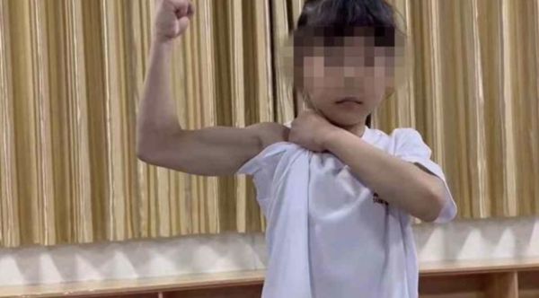 ▲河南一名就讀小學二年級的8歲女童棲棲練跆拳道練出一身肌肉。（圖／翻攝微博）