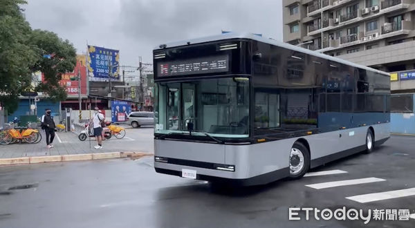 ▲鴻海旗下MODEL T電動巴士。（圖／記者吳康瑋攝）