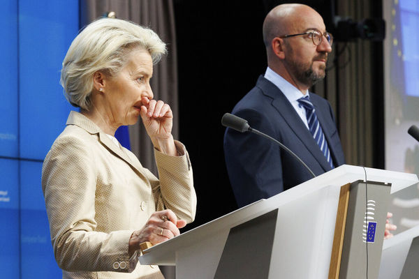 ▼右為歐洲議會主席米歇爾（Charles Michel），左為歐盟執委會主席馮德萊恩（Ursula Von der Leyen）。（圖／達志影像／美聯社）