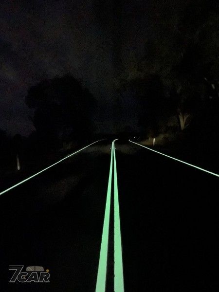 提升用路人安全　澳洲政府推動夜間螢光道路標線